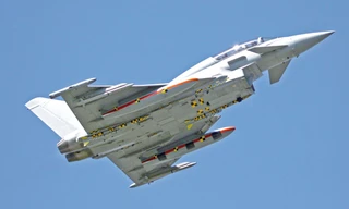 Tiêm kích Typhoon Anh gắn tên lửa 'sát thủ diệt máy bay'