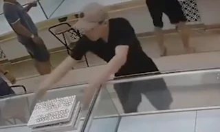 Tên cướp bị bắt ngay tại cửa khi giật ba khay đựng 250 nhẫn vàng