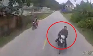 Clip: Xe máy lao sang làn ngược chiều, tông trực diện ô tô