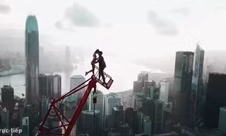Video: Cặp phượt thủ liều mạng chỉ để chụp ảnh selfie câu like