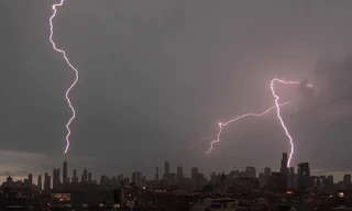 Những tia chớp dọc ngang bầu trời như phim viễn tưởng