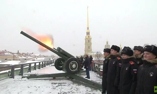 Tổng thống Putin đích thân khai hỏa lựu pháo tại St.Petersburg