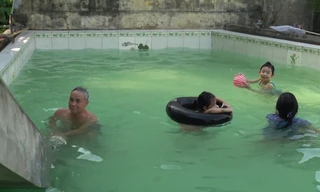 Thầy giáo về hưu xây bể bơi miễn phí cho trẻ