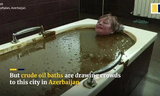Kỳ lạ: Tắm bằng dầu thô để thư giãn và trị bệnh