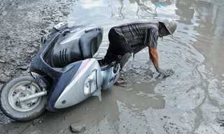 Dân TP.HCM khiếp sợ mỗi khi qua con đường như vừa bị 'dội bom'