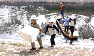 Tổng cục Môi trường lấy mẫu nước sông Tô Lịch sau 7 ngày lắp máy nano