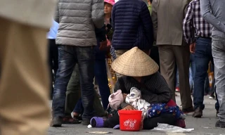 Lê lết “cái bang” xin tiền tại quần thể di tích Phủ Dầy - Chợ Viềng