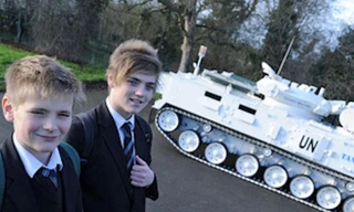 Ông bố của năm: Lái xe tăng 17 tấn chở con đi học