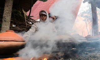 Video: Dân làng Vũ Đại tất bật đỏ lửa kho cá bán Tết