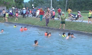 'Biến' kênh thuỷ lợi thành bể bơi cho trẻ ở Nghệ An