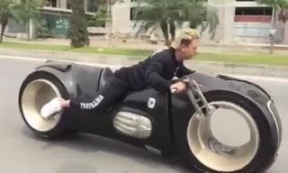 Clip: Siêu mô tô Tron Light Cycle lăn bánh trên phố Hà Nội