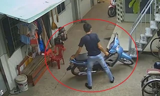 Tên trộm vào tận phòng trọ để trộm xe máy