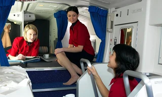 Cánh cửa bí mật dẫn đến nơi ngủ của phi công và tiếp viên hàng không 