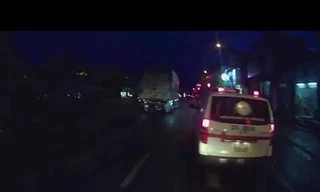 Xin vượt bất thành, tài xế xe cứu thương vác dao xuống 'nói chuyện' với lái xe