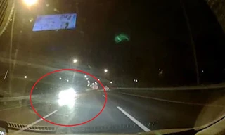 SỐC cảnh ô tô rọi đèn pha, chạy ngược chiều trên đại lộ Thăng Long