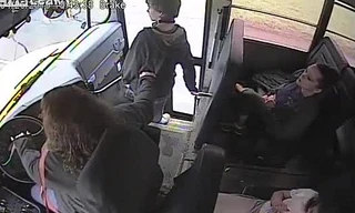 Clip: Nữ tài xế xe buýt nhanh trí cứu mạng nam sinh trong tích tắc