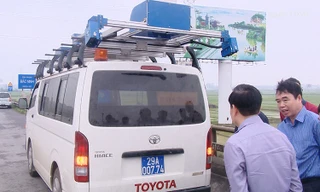 Chiếc xe phân tích vết nứt, ổ gà trên mặt đường Việt Nam