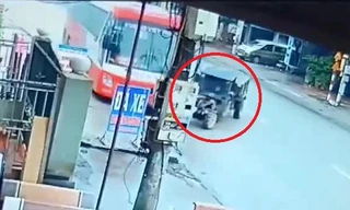 Công nông sang đường không dứt khoát, gây họa cho xe khách