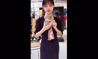 Video: Nữ nhân viên xinh xắn hướng dẫn cách thắt khăn cực đẹp cho nàng