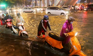 Hàng loạt xe chết máy do đường ngập tại Sài Gòn
