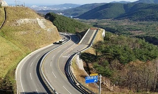 Đường cứu nạn giúp xe tải mất phanh dừng bánh an toàn