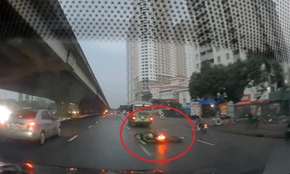 VIDEO: Thắng gấp dưới trời mưa, xe máy ngã nhào xuống đường