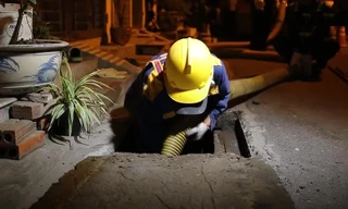 Xuyên đêm nạo vét bùn quanh nhà máy Rạng Đông