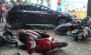 VIDEO: Hiện trường nữ tài xế lái Mercedes tông hàng loạt xe máy ở Sài Gòn