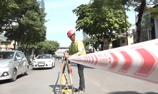 Rào chắn đường Trần Hưng Đạo để thi công nhà ga metro