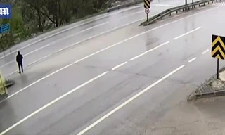 Đang chờ qua đường, bị ‘thần chết’ vụt qua ‘hỏi thăm’