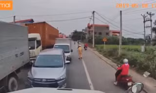 Xôn xao clip xe container ‘dằn mặt’ hàng loạt ô tô và xe tải chạy ngược chiều