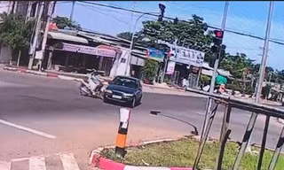 VIDEO: Ôtô vượt đèn đỏ va chạm với xe máy rồi bỏ trốn