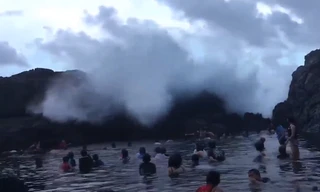 Sóng dữ cao hơn 8 m, du khách vẫn thoải mái bơi lội ở Philippines