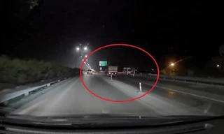 Ôtô lao thẳng vào công trường không có đèn cảnh báo trên cao tốc