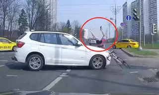 Clip: Người đi xe đạp vượt đèn đỏ, bị ô tô BMW tông bay người