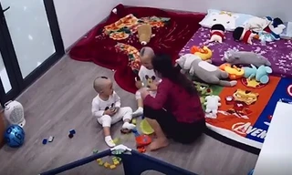 Phẫn nộ nữ giúp việc bạt tai, quăng quật bé trai 2 tuổi