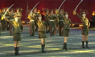 Nữ binh sĩ Triều Tiên múa kiếm trên Quảng trường Đỏ