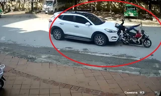 Dừng chờ đèn đỏ, hai mẹ con bị ô tô tông ngã sấp mặt