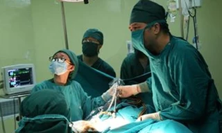 Video: Sản phụ phải cắt bỏ tử cung vì sinh con tại nhà