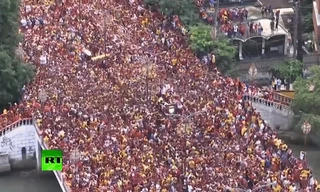 VIDEO: Biển người chen nhau chạm tượng Jesus lấy may ở Philippines