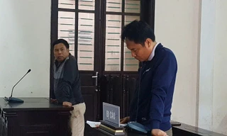 Bác sĩ lĩnh 6 tháng tù vì túm cổ áo, tát rơi kính cán bộ tòa án