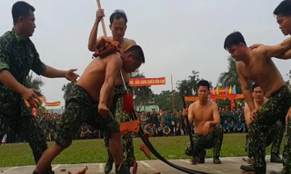 Bộ đội Nghệ An chống giáo vào yết hầu đẩy ôtô 7 chỗ