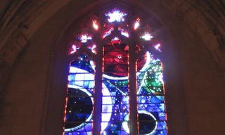 Đá Mặt Trăng 3,6 tỷ năm tuổi trên cửa sổ nhà thờ Mỹ