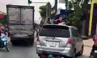 Rượt đuổi xe ô tô 7 chỗ gây tai nạn như 'phim hành động'
