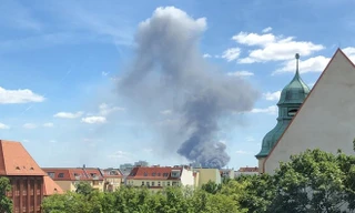 Cháy chợ Đồng Xuân ở Berlin, khói đen bốc lên ngùn ngụt