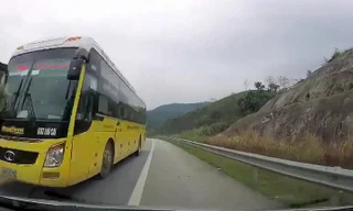 Clip: Xe khách vượt kiểu 'giết người' trên cao tốc Nội Bài - Lào Cai