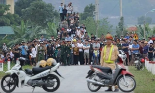 Người dân liều mạng rủ nhau xem bắt kẻ ôm súng cố thủ ở Hà Tĩnh