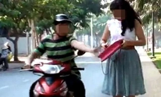 Người phụ nữ ngã nhào khi bị cướp hung hãn giật túi xách