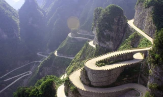 Vượt cung đường hiểm trở và 999 bậc thang chiêm ngưỡng cổng trời