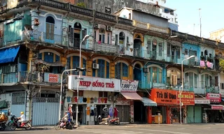 Sống trong chung cư sắp sập mà không dám tu sửa